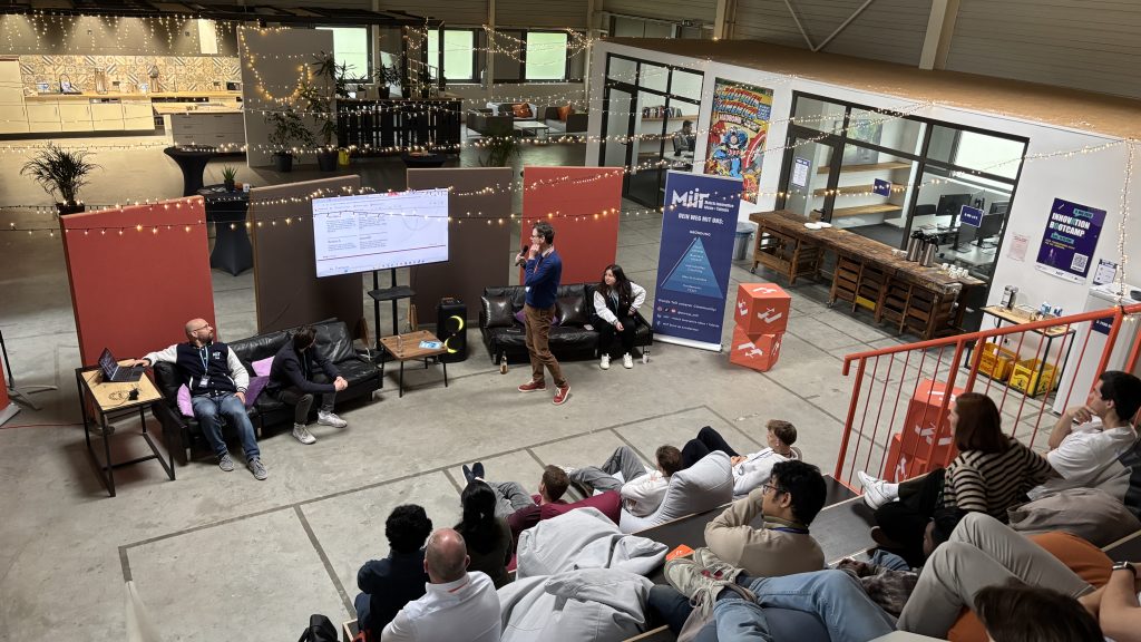 Teilnehmer des Innovation Bootcamp im C3 mit Ywes Israel von bmp als Speaker