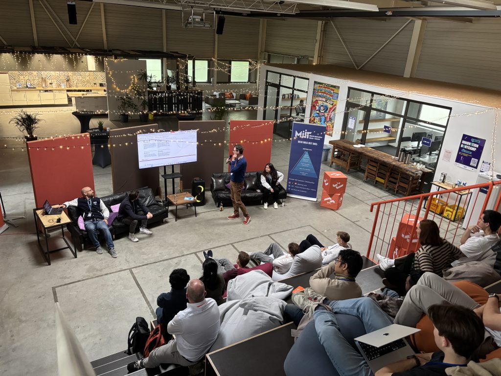 Teilnehmer des Innovation Bootcamp im C3 mit Ywes Israel von bmp als Speaker